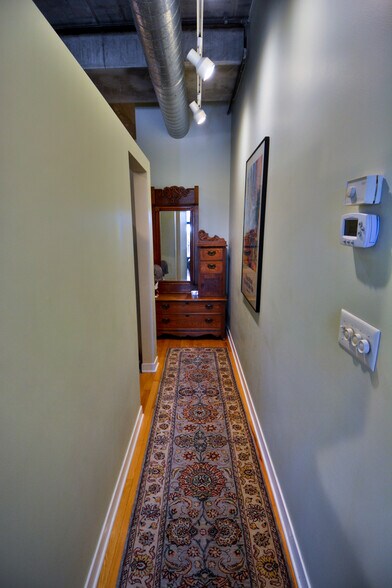 Building Photo - 1635 W Belmont Ave