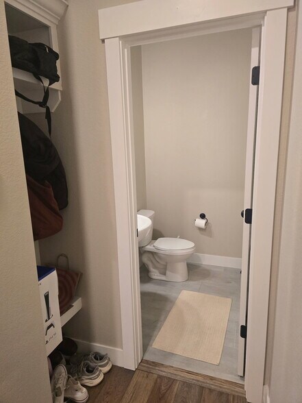 Building Photo - 8482 Cromwell Dr