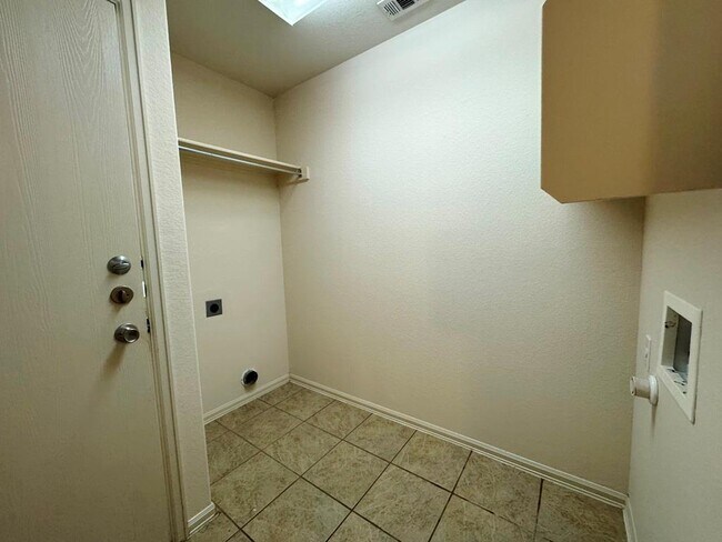 Building Photo - 172 Spruce Dr