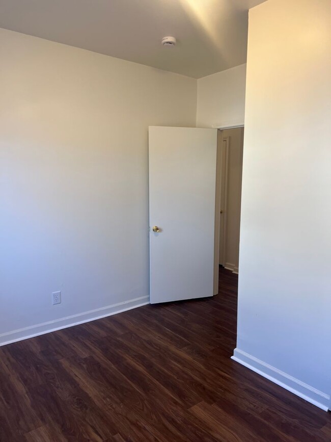 Building Photo - 1 month free with 13 month lease- East Nas...