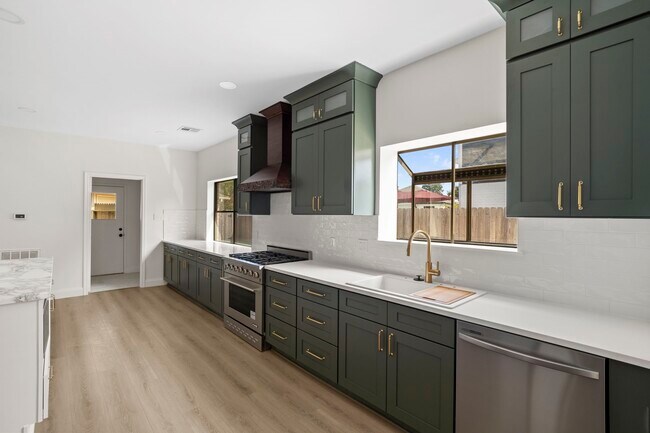 Building Photo - 3223 Country Club Blvd