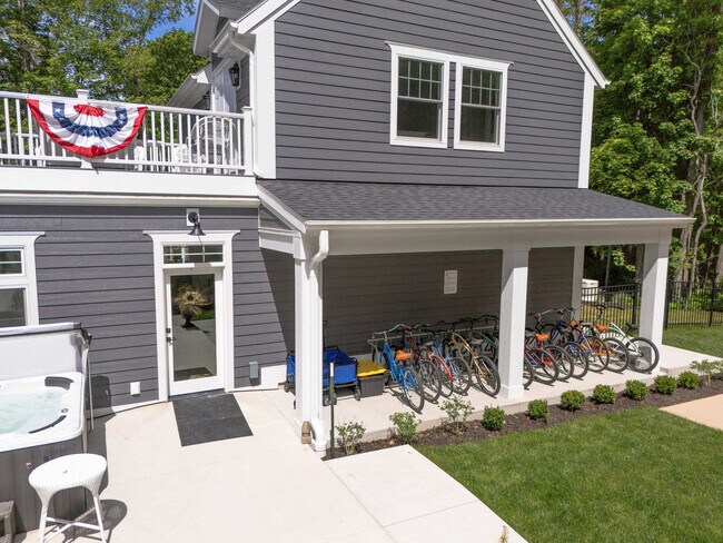 Building Photo - 2171 Lakeshore Dr