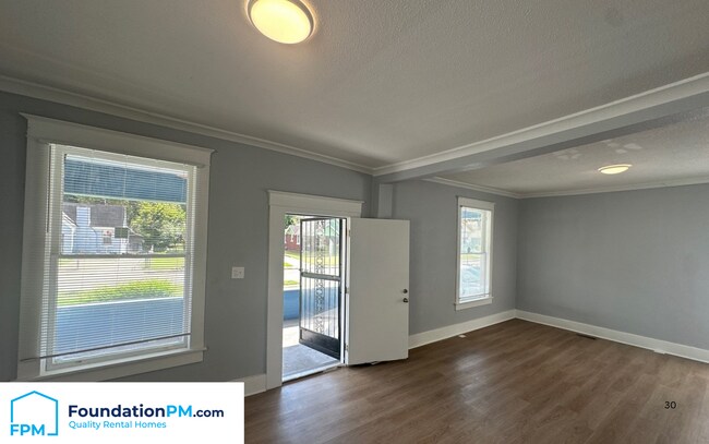 Building Photo - 1688 Glenview Ave