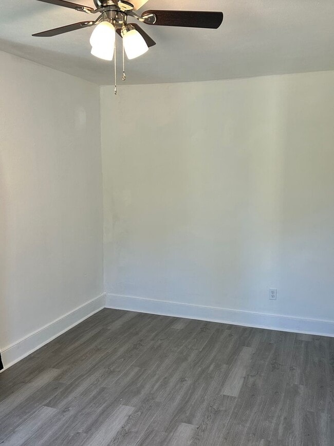 Building Photo - 422 Adam St