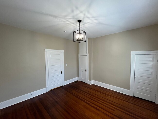 Building Photo - Newly Renovated 2 Bedroom Bungalow!!!