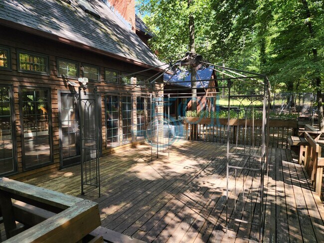 Building Photo - RARE exquisite home on acreage in the heart of West Little Rock!