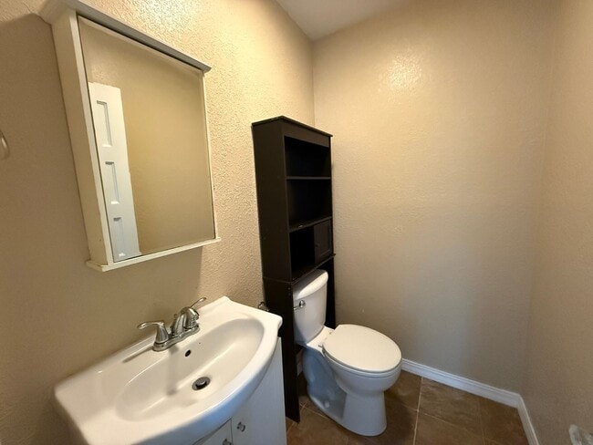 Building Photo - 3 bed, 1.5 bath home for lease!