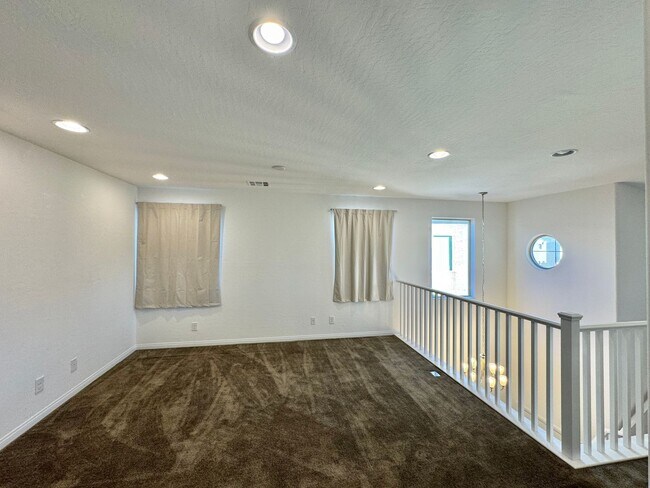 Building Photo - Newer Home with Gated Community Single Fam...