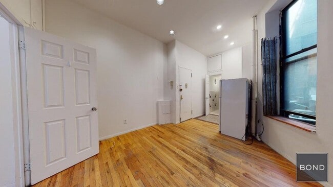 Primary Photo - 214 E 10th St