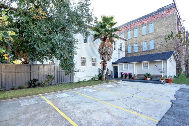 Building Photo - 306 E Victory Dr