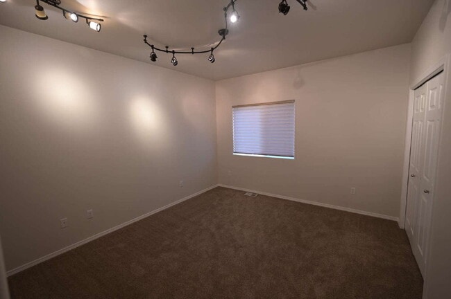 Building Photo - 2 bed plus office, 2 bathroom condo in Sun...