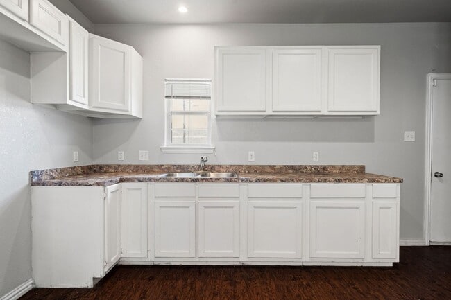 Building Photo - Jewel St- Duplex