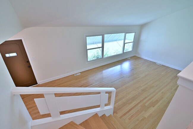 Building Photo - 6750 N Kostner Ave