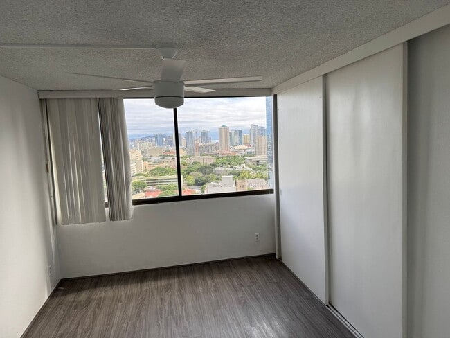 Building Photo - Renovated 1BR Condo in Downtown located in a secured building on the 25th floor