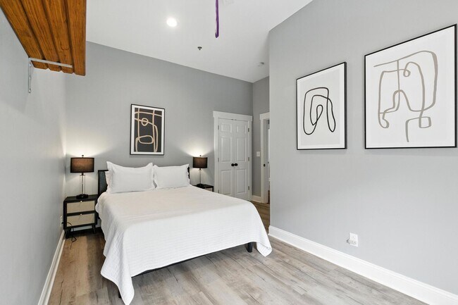 Building Photo - North Thomas 472-492