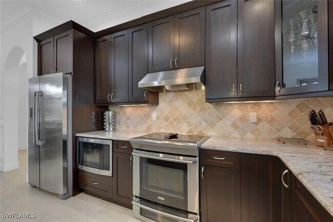 Building Photo - 707 104th Ave N