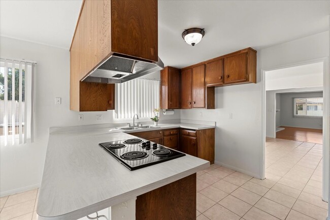 Building Photo - 205 E Javelin St