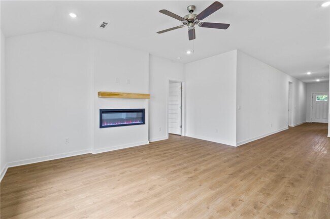 Building Photo - 813 Heeler Ave