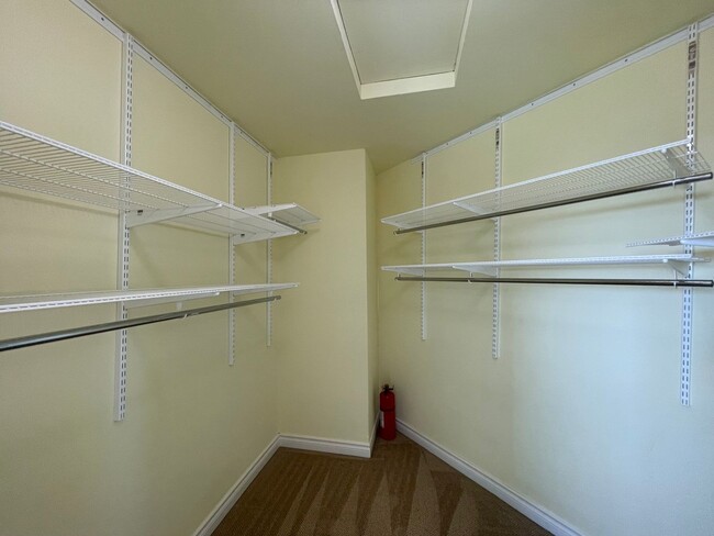 Building Photo - Spacious 5-Bedroom Home with Cascade & Val...