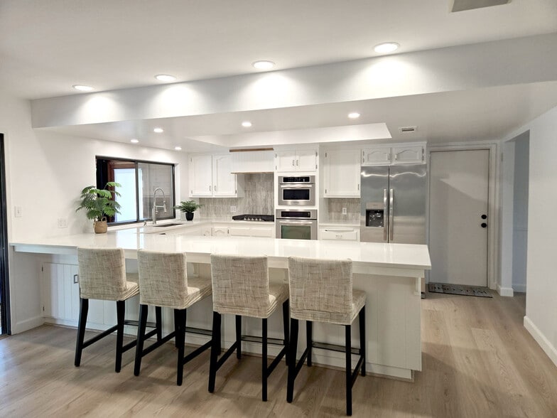 Building Photo - 1420 E Coelho Ave