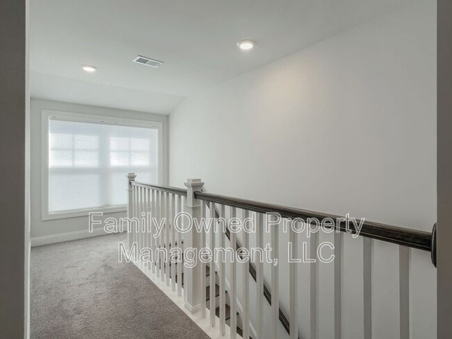 Building Photo - 208 Shortmarsh St