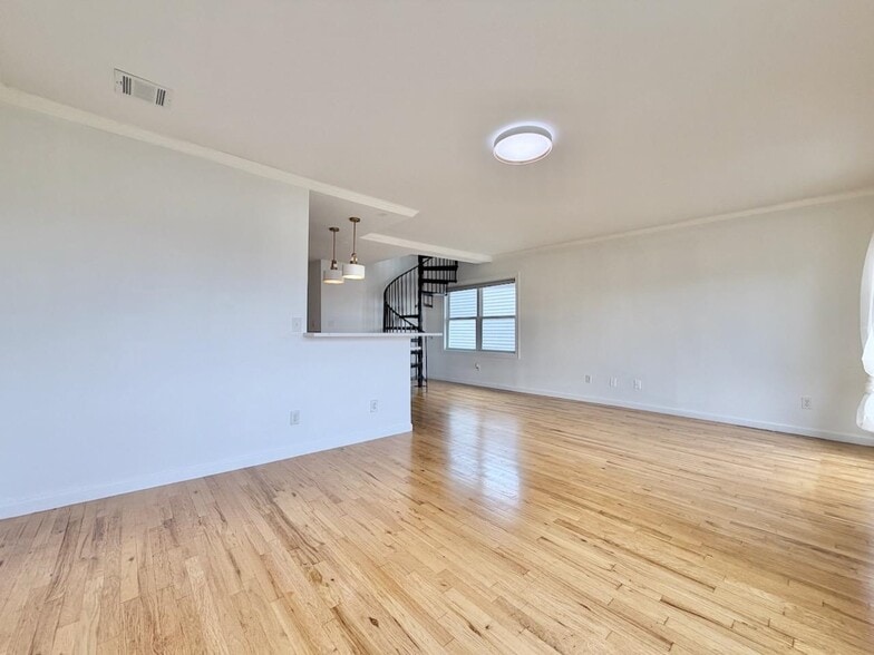 Building Photo - 126 Ogden Ave.