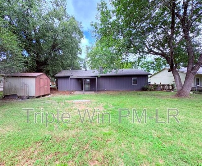 Building Photo - 220 Randall Dr