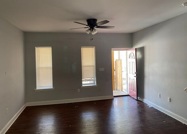 Building Photo - Spacious 3 Bedroom Townhouse – Available A...