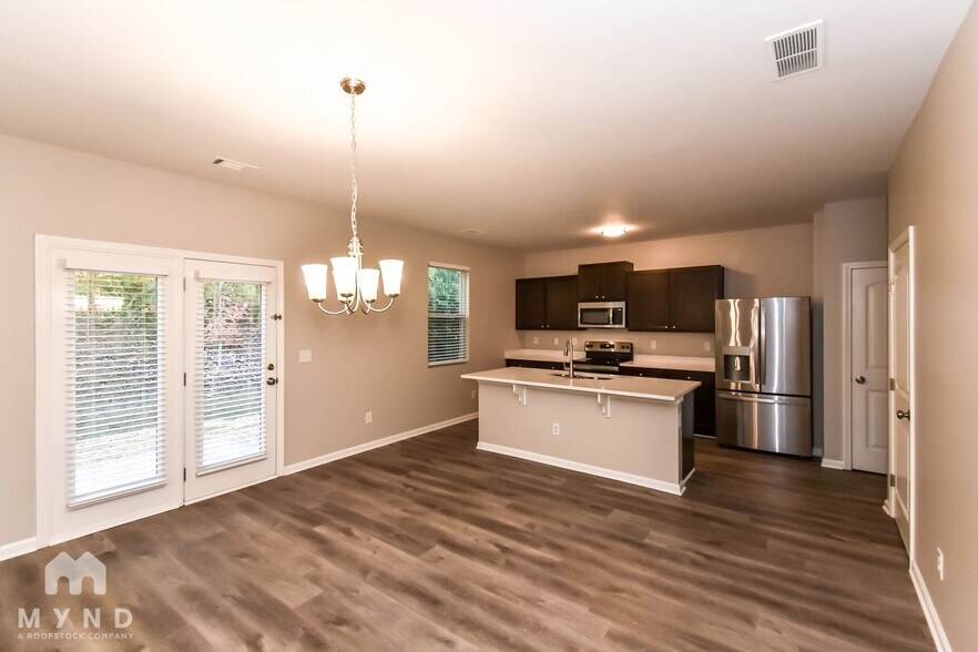 Building Photo - 828 Lake Chase