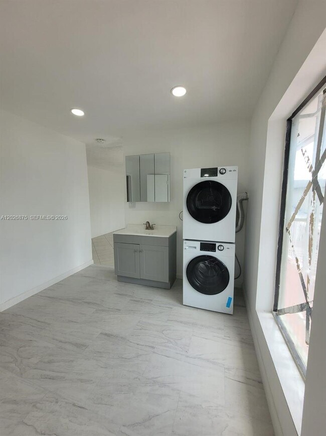 Building Photo - 2438 SW 109th Ct