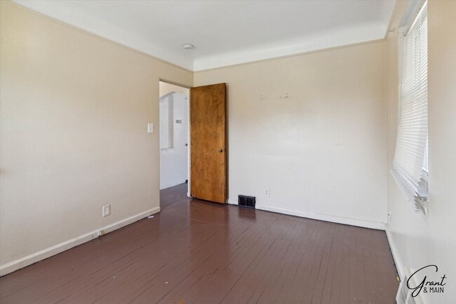 Building Photo - $1,200/month - 2 Bed 1.5 Bath in Warren, Detroit