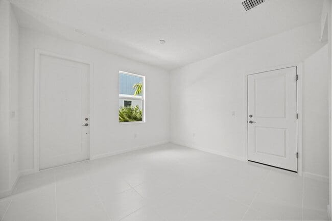 Building Photo - 4520 Longwood Lk Sq