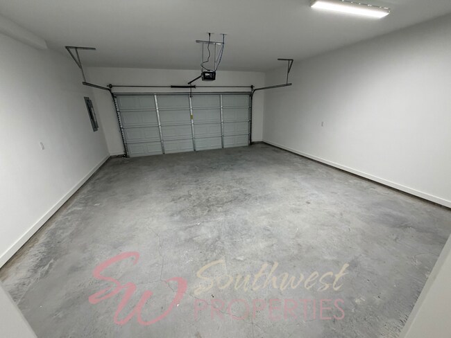 Building Photo - FOUR bedroom townhouse. Off campus living with easy, close to campus style!