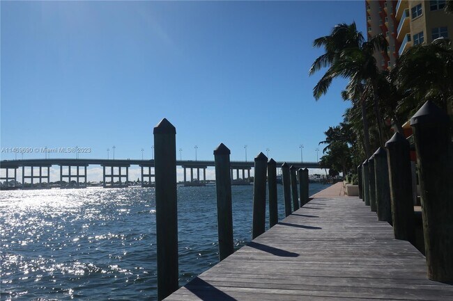 Building Photo - 2650 Lake Shore Dr