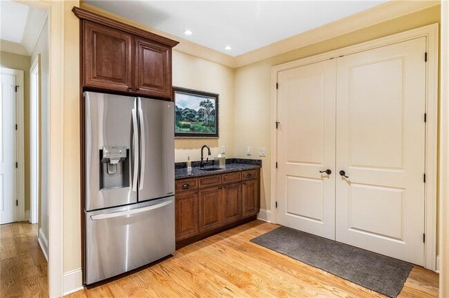 Building Photo - 4000 Heatherwood Way