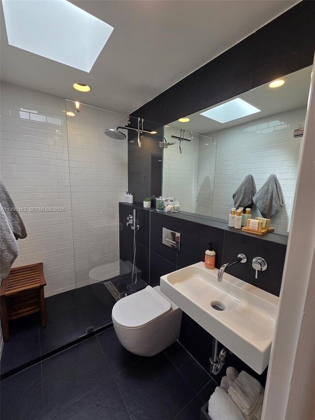 Building Photo - 2848 SW 22nd Ave