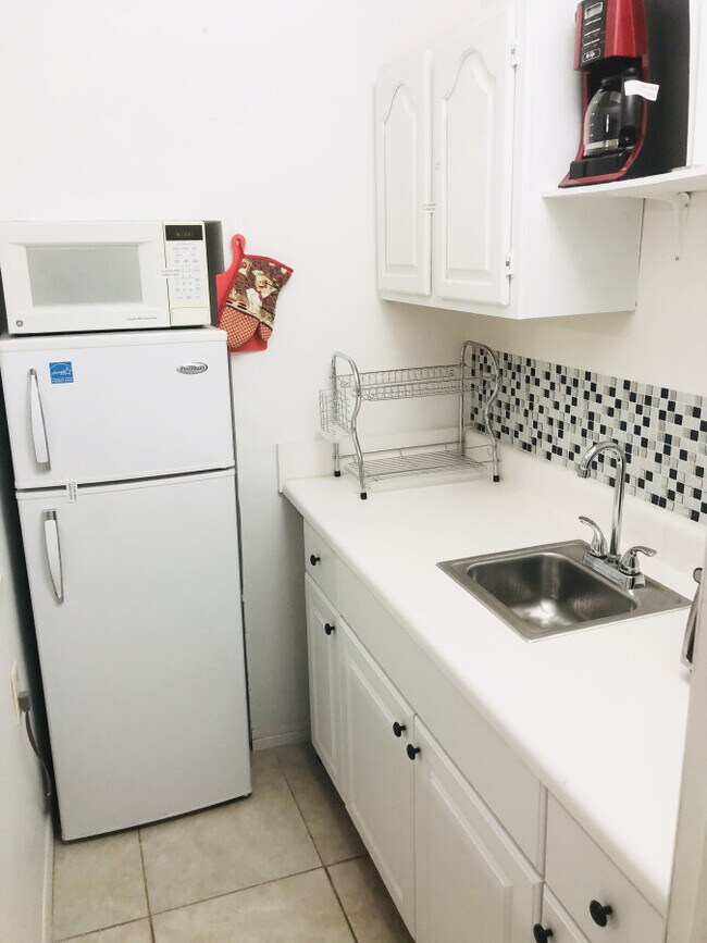 Building Photo - 751 Pine Dr