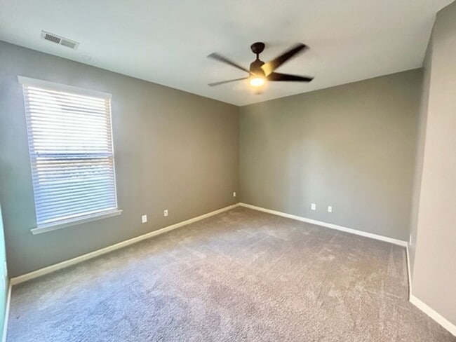 Building Photo - Beautiful 4 Bedroom 3 Bath Home in Lake Forest!