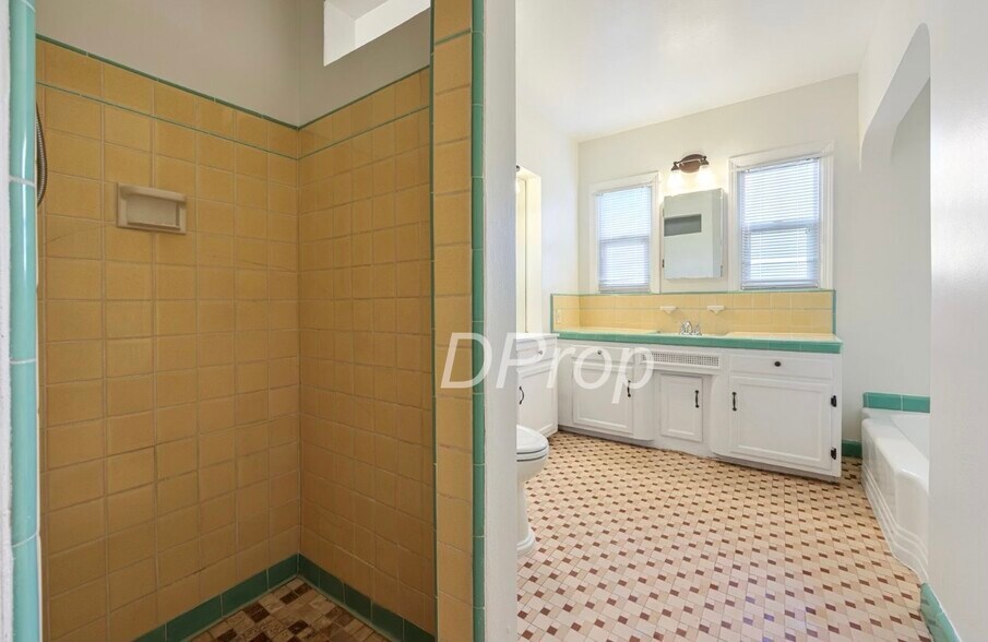 Building Photo - 3281 Vista Avenue