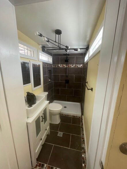 Building Photo - 7006 Eastern Ave