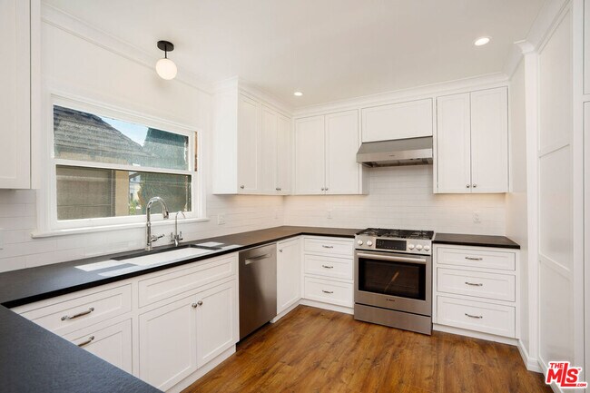 Building Photo - 135 N Orange Dr