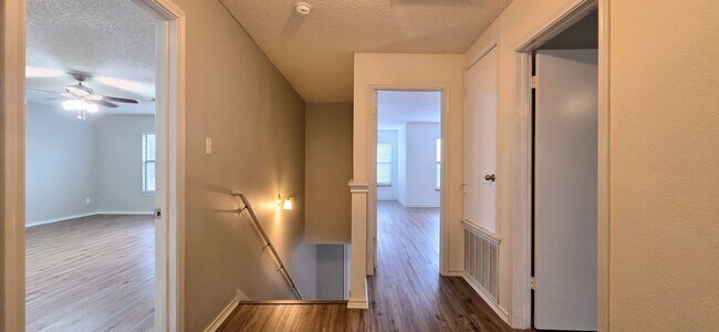 Building Photo - 3 BED/2.5 BATH IN LOVELY SCHERTZ! Less than 5 miles to Randolph AFB