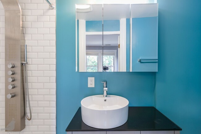Building Photo - Classy Columbia Heights Row Home! 1/2 Off ...