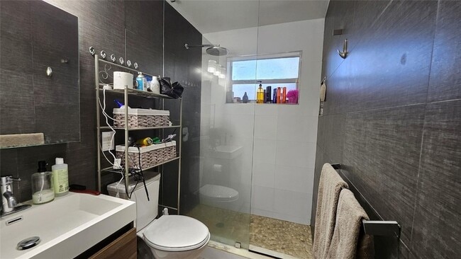 Building Photo - 1405 NE 17th St