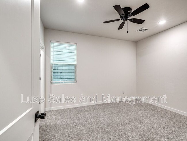 Building Photo - 618 W 2nd St