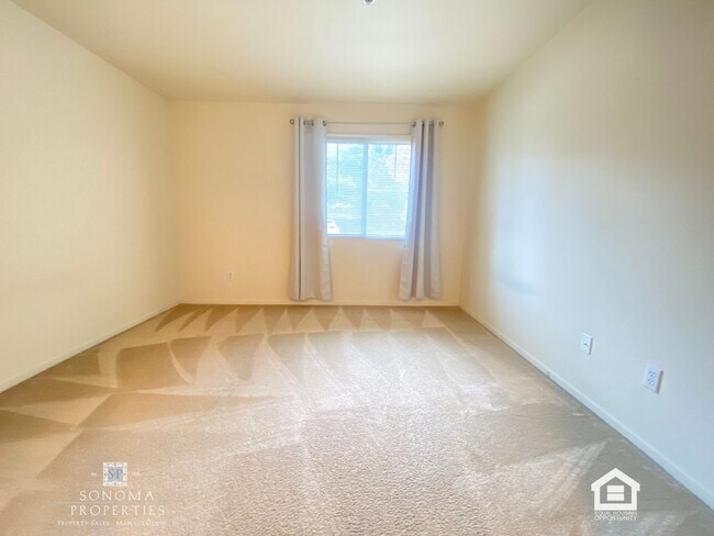 Building Photo - Must-See Charming Ground-Level 1 Bedroom Apartment