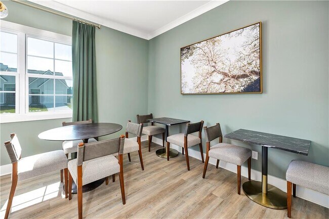 Building Photo - 245 Fox Run Dr