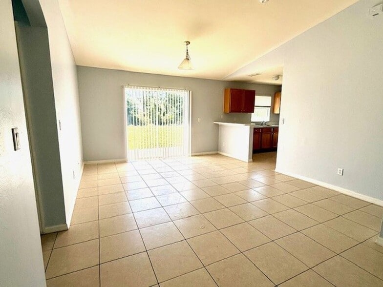 Building Photo - Recently Remodeled
