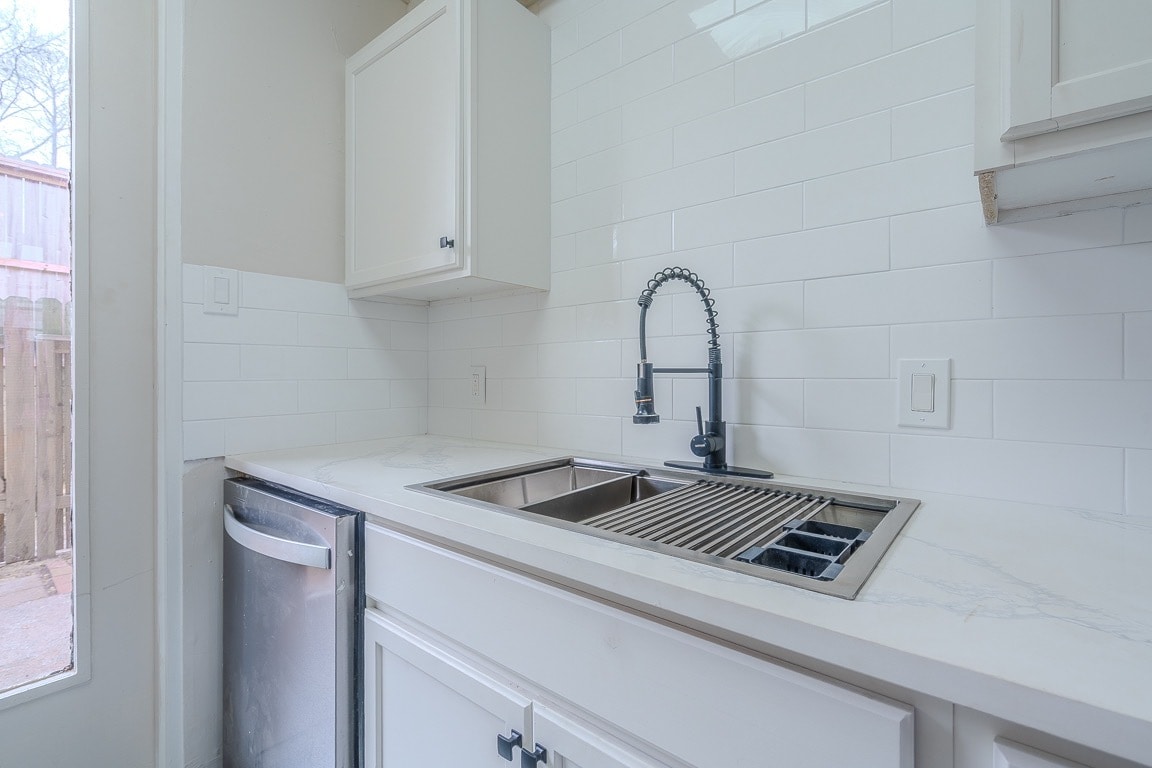 Building Photo - 19 Lakeway St