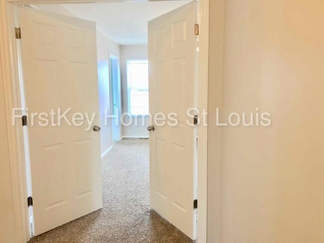 Building Photo - 14 Rivermeadows Dr
